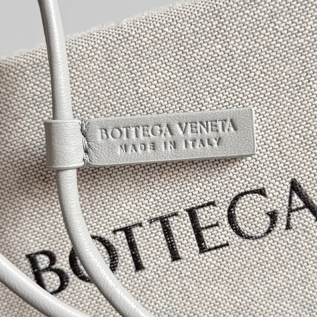 Batch 420 Let’s see what new cute little thing BV has released~ It’s this letter pendant, which is different from the puppy pendant. The weaving of this letter is more three-dimensional, and the material is very solid, and it is not easy to deform even if it is folded. Style number: G
